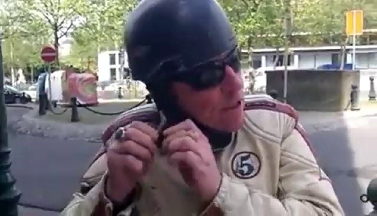 Baudouin de Dikkenek en moto insulte une fille