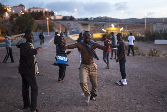 Plus de 400 migrants parviennent à passer la frontière espagnole à Melilla