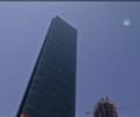 Türkiye'nin en yüksek binasından paraşütle atladılar