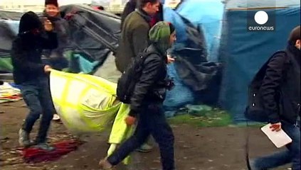 Francia desaloja tres campamentos de refugiados en Calais