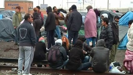 French riot police evacuate Calais immigrant camps
