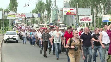 Miners march in Ukraine's coalbelt, waving separatist flags