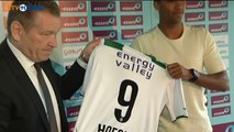 Danny Hoesen laat zijn FC Groningen-shirt zien - RTV Noord