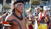 Índios e policiais se enfrentam em Brasília