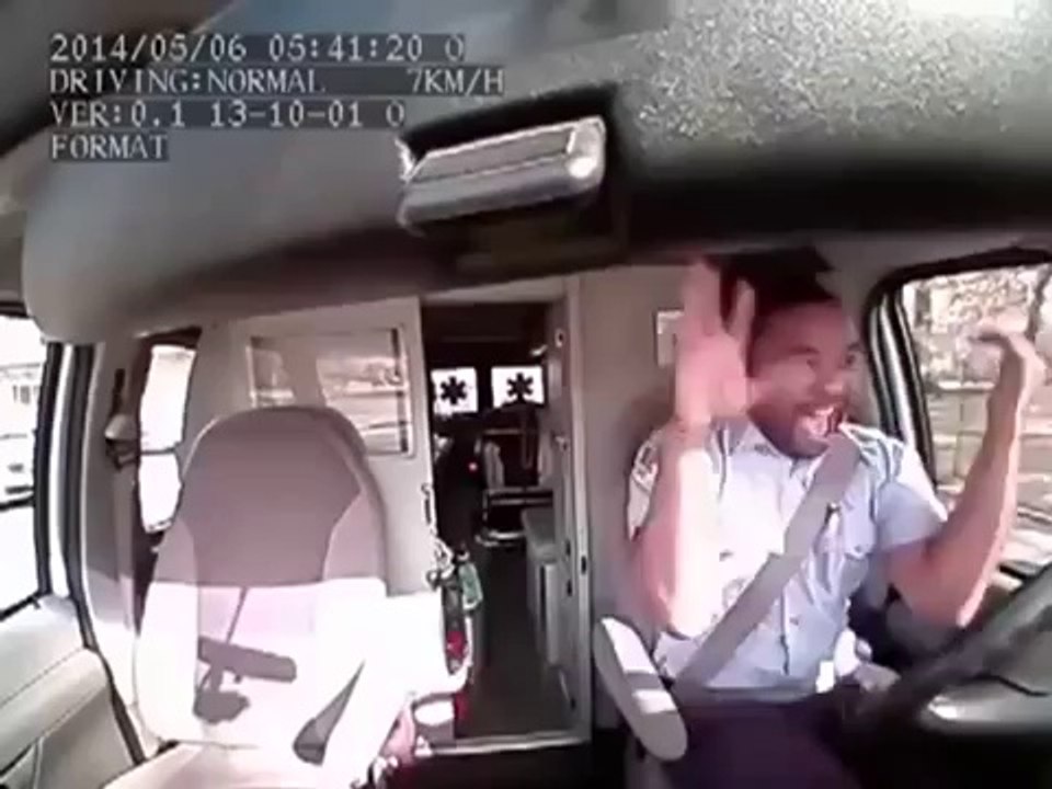 Radyoda Rihanna'yı Duyan Çılgın Ambulans Şoförü