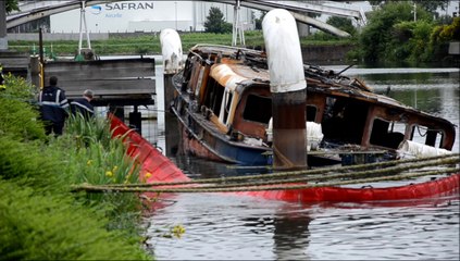 Barrage anti-pollution autour de la péniche du quai Bellot