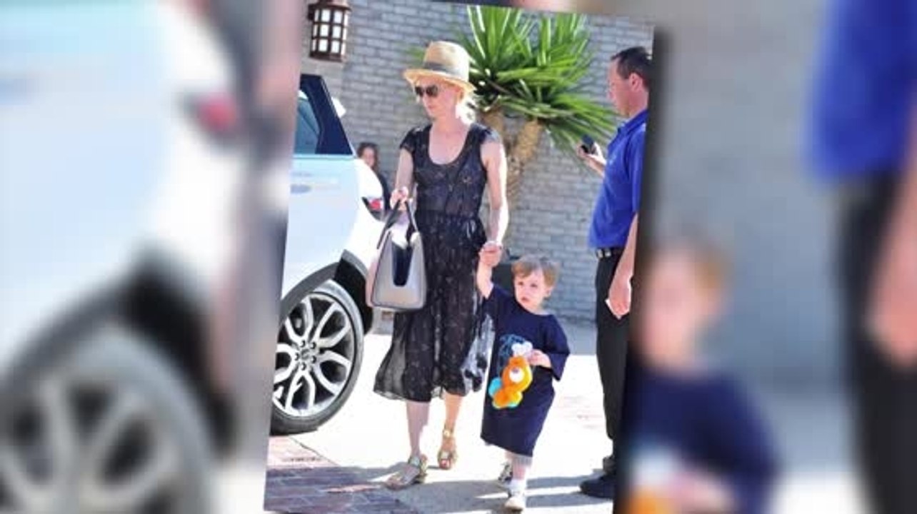 January Jones ist eine liebevolle Mutter