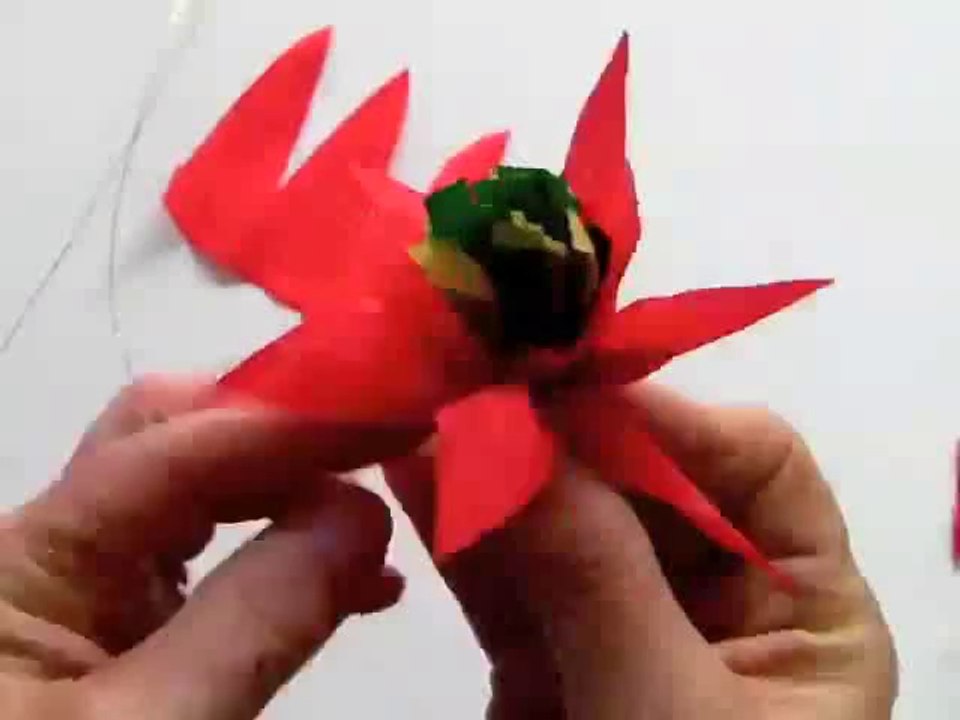 Fleur de poinsettia rouge en papier