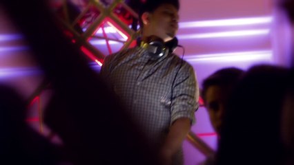 Sanjoy Deb ft. Sunidhi Chauhan - Ab Laut Aa - Official Music Video