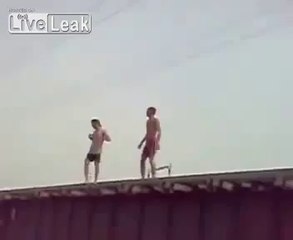 Tren Raylarından Son Anda Atlayıp Kurtulan İki Kaçık