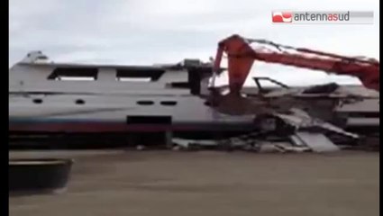 TG 28.05.14 Demolita ad Otranto l'imbarcazione che si schiantò sugli scogli nel 2011