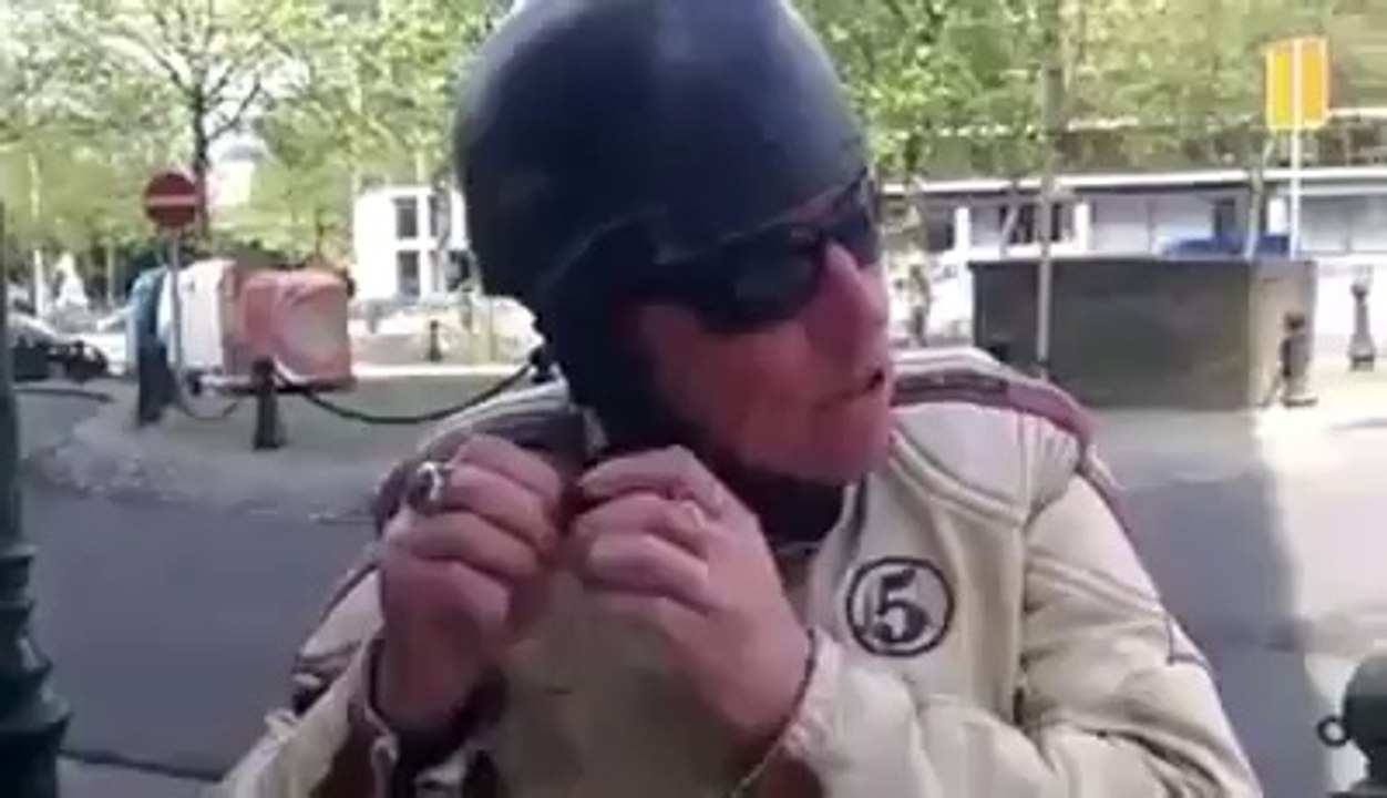 Baudouin de Dikkenek insulte une fan dans la rue