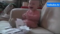 kağıt yırtılınca kahkahalar atan bebek - çok sevimli değil mi?