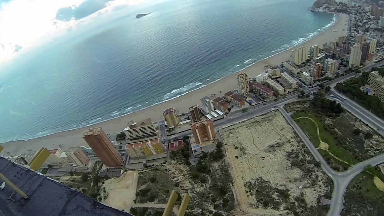Saut en Base Jump depuis un building à Benidorm. Magique!