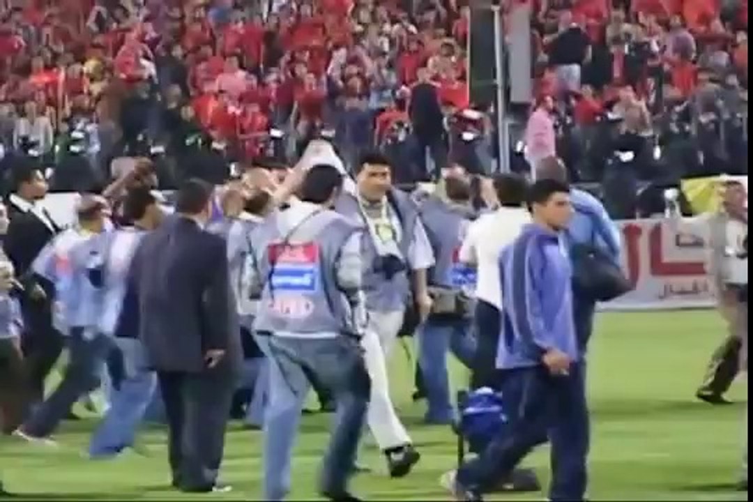 حسام حسن مع جماهيرالزمالك ويشاور لجماهيرالاهلي بالصمت