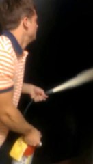 Ivre, il joue avec un extincteur