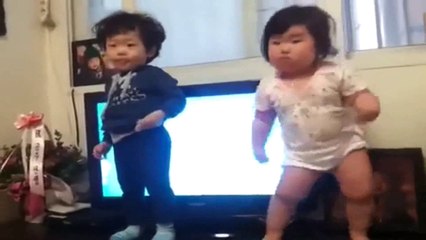 Tripéate este baile de una pequeña bebe coreana