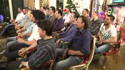 Dekolte hanımların her yerde olması çok doğal