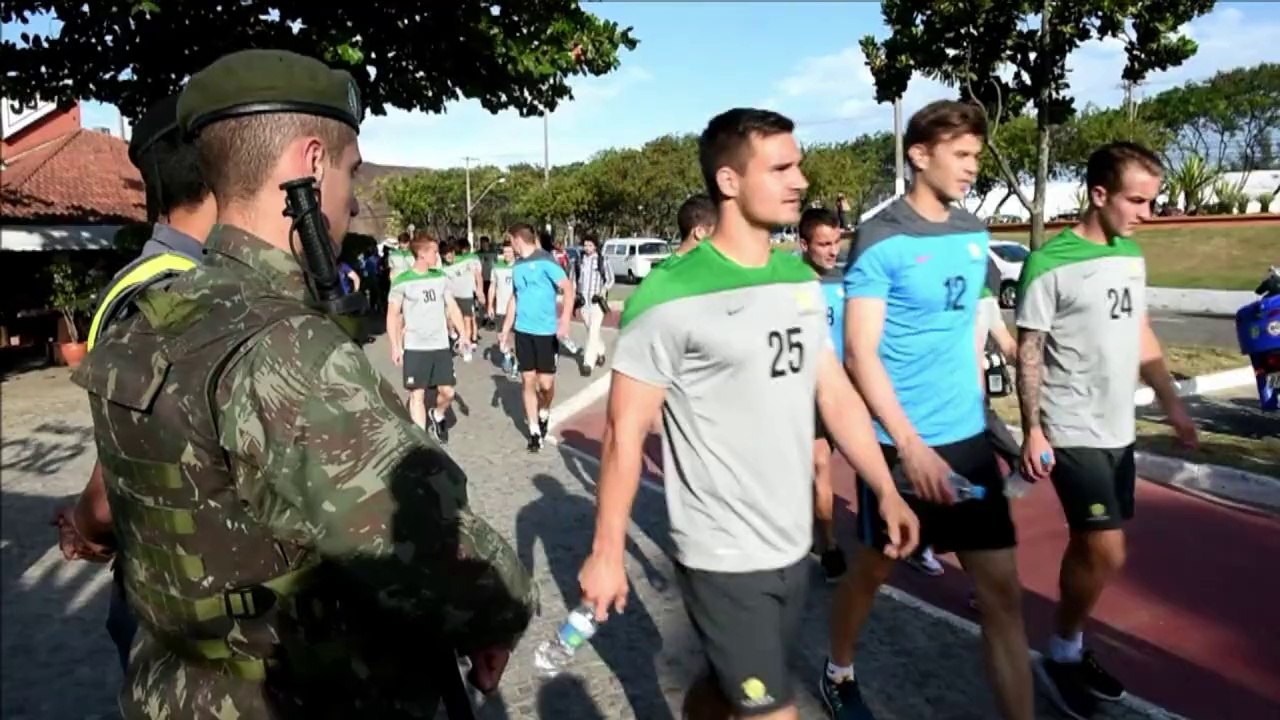 لاعبو المنتخب الأسترالي يتنزهون على طول الواجهة البحرية