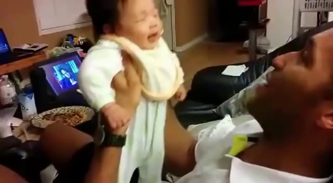 Un bébé fait son premier rire! Trop craquant...