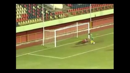 IMPOSSIVEL - Atacante dribla goleiro e perde debaixo da trave