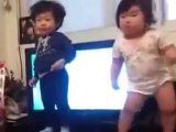 Kore'li Bebeklerin Dansı