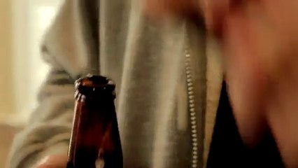 Trick shot avec des capsules de bouteille de bière!