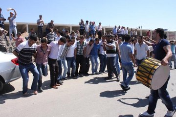 Hunharca Halay Çeken Gençler