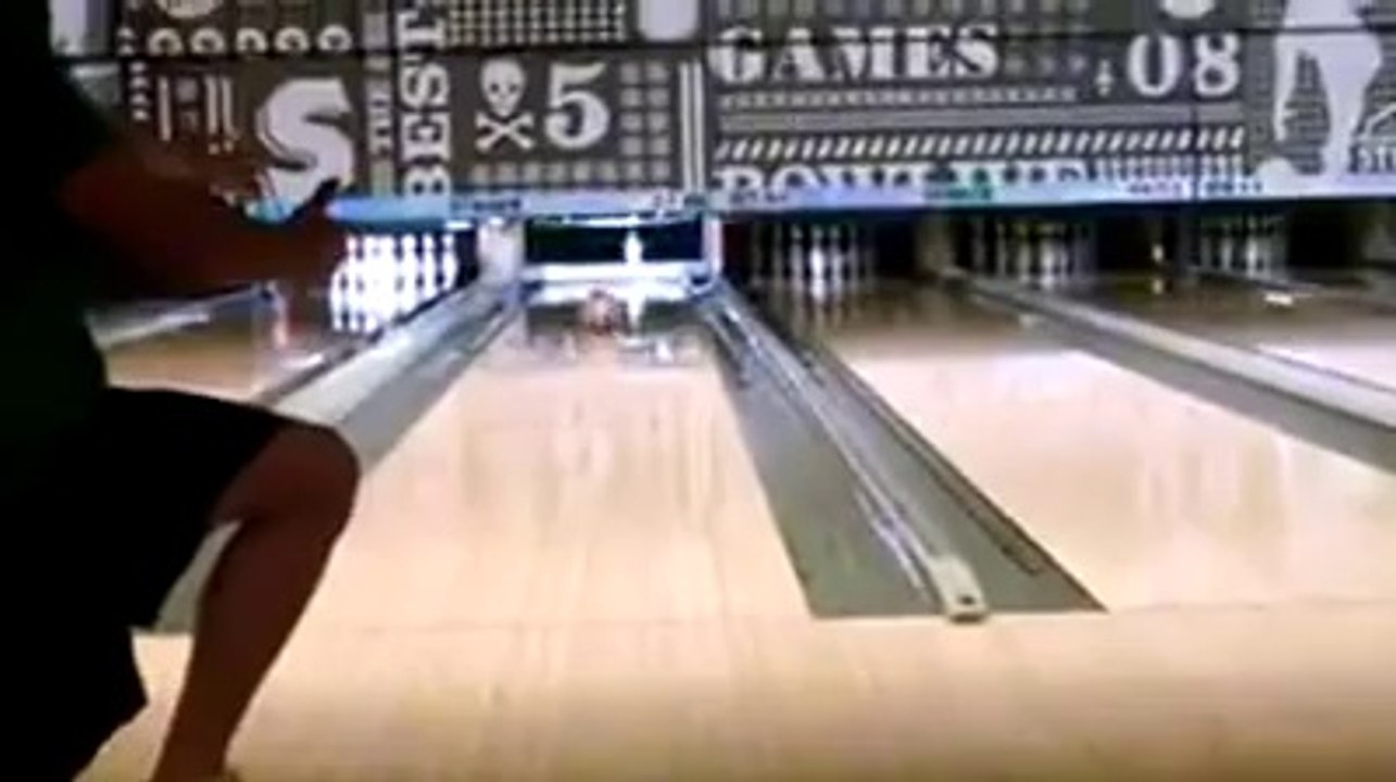Renan Zoghaib Bowling trickshot