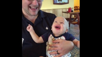 Ce Bébé Aime Boire de l'eau !