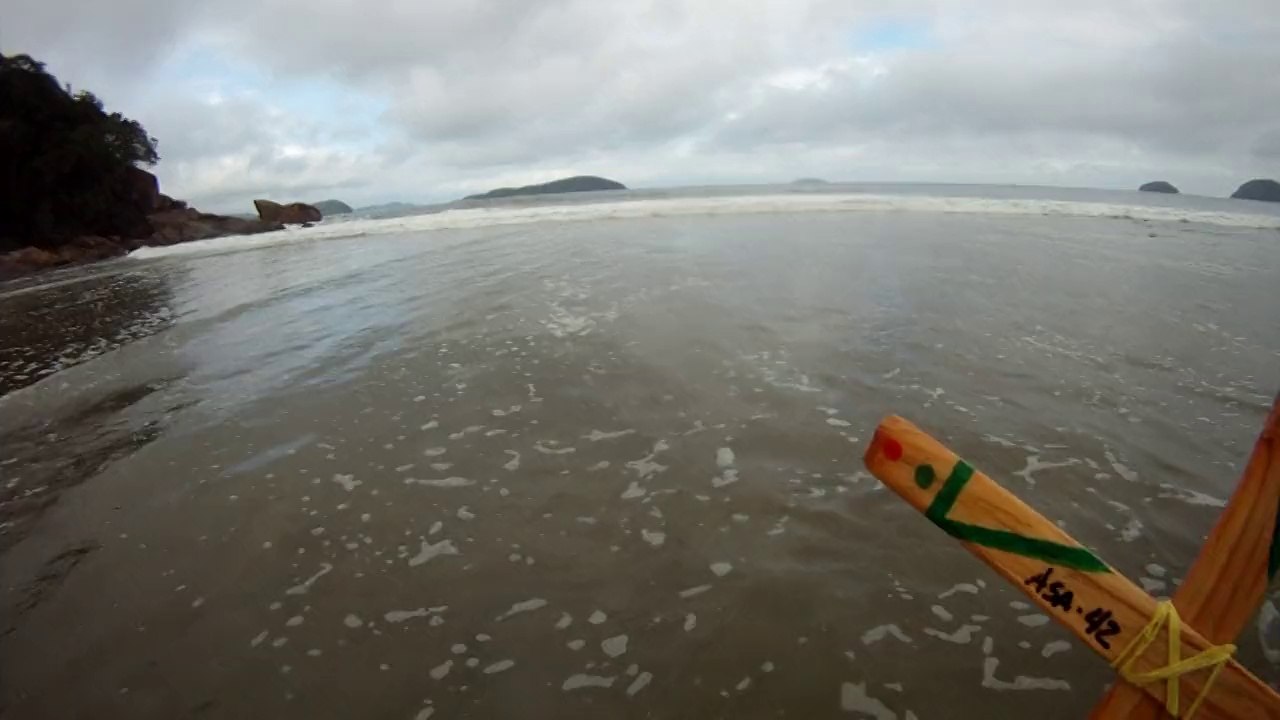 Show aéreo no lançamento de bumerangues na barra do Puruba, Ubatuba, SP, Brasil