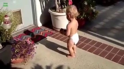 Babies playing with shadows... cute and hilarious! - Vidéo Dailymotion
