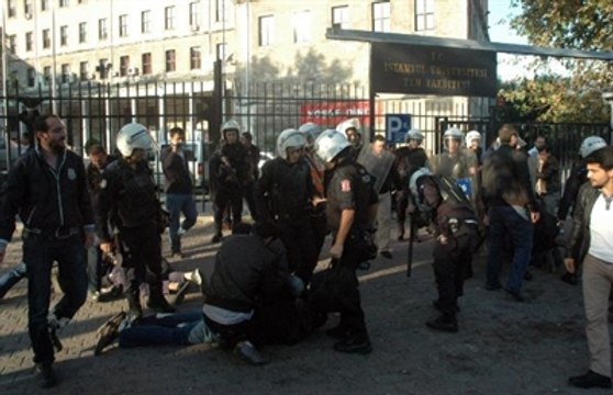 İstanbul Üniversitesi'nde Elleri Sopalı Öğrencilere Yaka-Paça Gözaltı