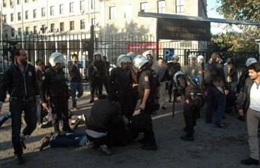İstanbul Üniversitesi'nde Elleri Sopalı Öğrencilere Yaka-Paça Gözaltı