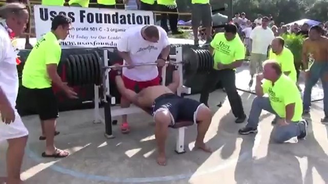 Il tente de battre un record de lever de poids et là....c'est le FAIL !