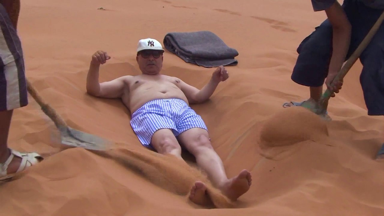 Dans les dunes du Sahara, la "sablothérapie" contre les rhumatismes