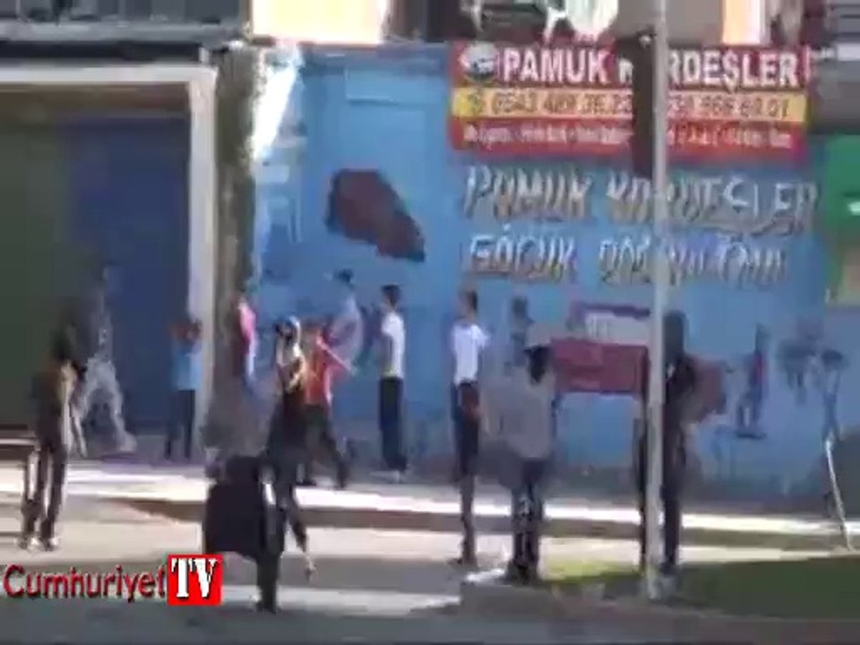 Etek giyip polisle çatıştı