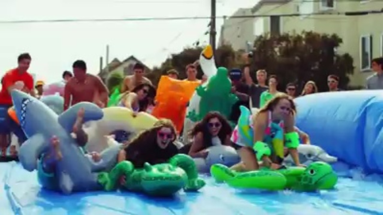 Délire complet dans la ville avec toboggan en pleine rue !