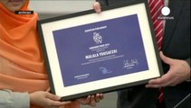 ملالا وساتيارثي يفوزان بجائزة نوبل للسلام لهذا العام .