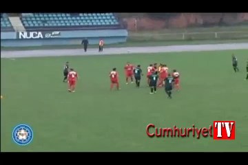 Sarı kart veren hakeme öyle bir yumruk attı ki