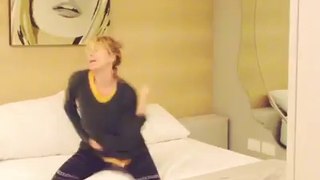 Alessia Marcuzzi balla sul letto