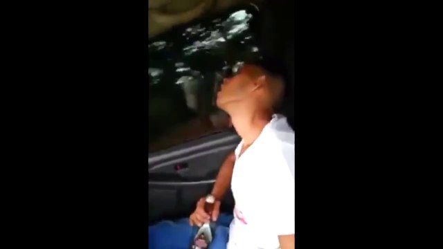 Il fait une blague à son pote qui dort en voiture !
