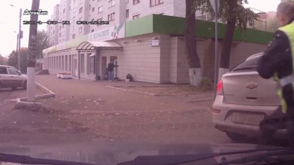 Policier réquisitonne sa voiture pour une course poursuite