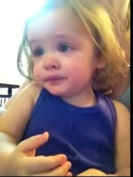 Anne Babasının Düğün Videosunu İzleyip Ağlayan Sevimli Kız