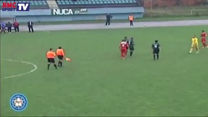 EN VIDEO : un gardien bosnien frappe un arbitre