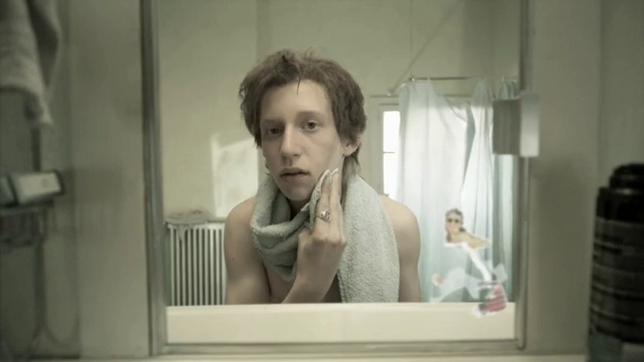 Un miroir devient le reflet du temps qui passe dans cette vidéo superbe !