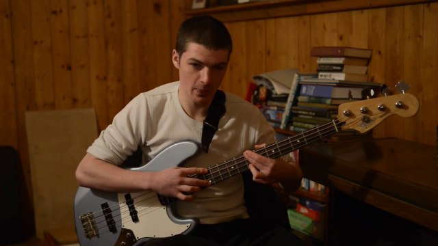 So talented bass player - Trance Bass demo : taping + delay
