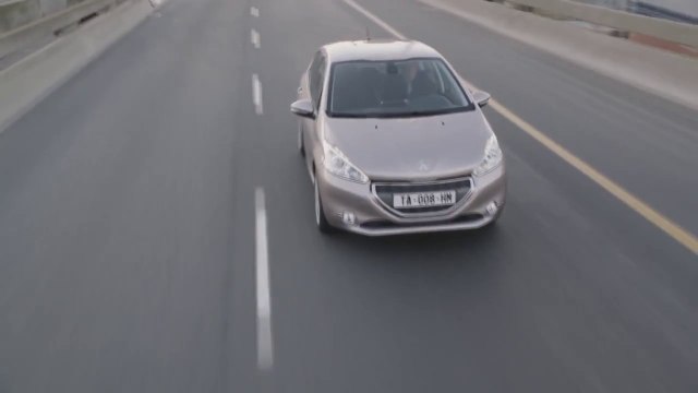 Mini Test: Yeni Peugeot 208’in iç mekan genişliği inceleniyor // ototest.tv