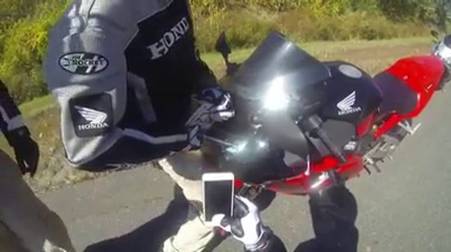 Motard presque décapité par une plaque d'immatriculation!