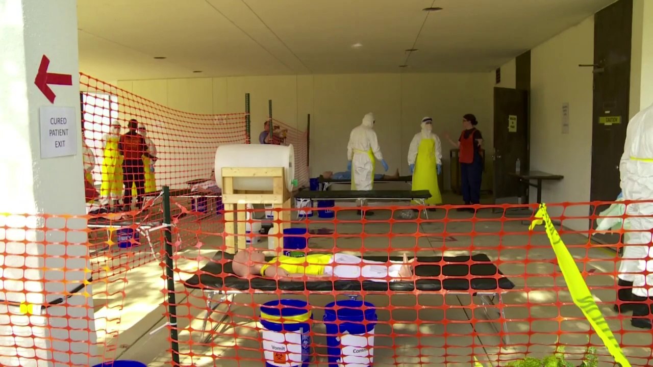 Profissionais treinam para evitar ebola